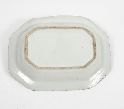 CHINE, XIXÈME SIÈCLE Octagonal porcelain dish with white and blue landscape decoration,...