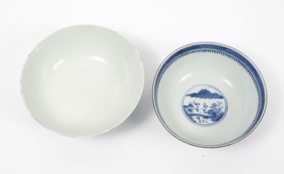 CHINE pour le VIETNAM - XIXème siècle Two large porcelain bowls decorated in blue...