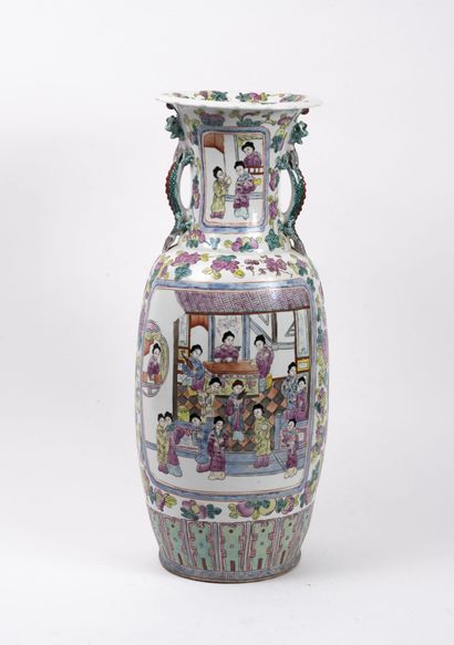 CHINE, CANTON, début du XXème siècle Large baluster vase in porcelain with flat bottom,...
