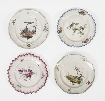 SCEAUX, XVIIIème siècle Quatre assiettes en faïence : 

- deux à décor polychrome...