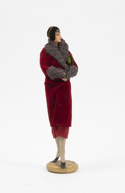 LAFFITE DESIRAT 1929 Poupée mannequin visage en cire.

Manteau de velours rouge bordé...
