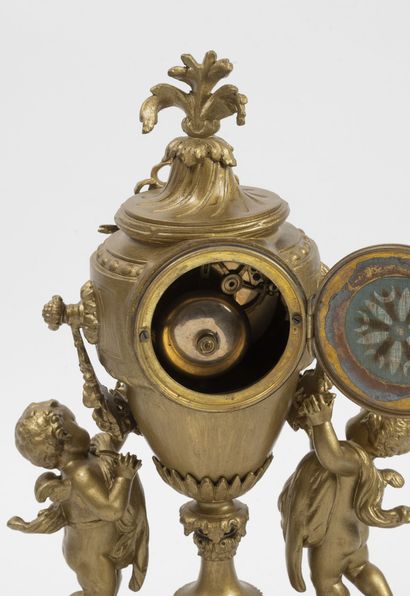 null 
Pendule de style Louis XVI en bronze et laiton doré, en forme de vase couvert...