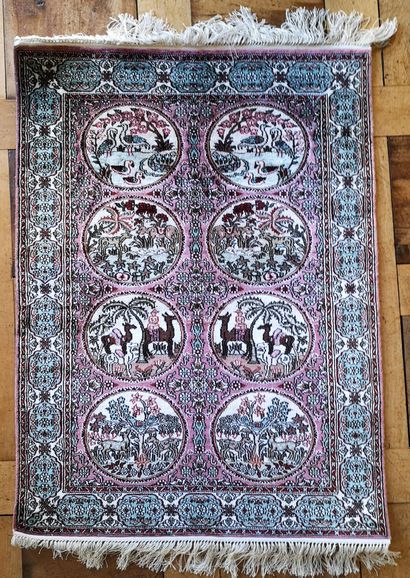 null Deux petits tapis en soie (?) ou laine à décor persan polychrome de huit médaillons...