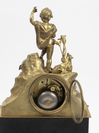 null Pendule en bronze et laiton doré et marbre noir à décor de Saint Jean Baptiste...