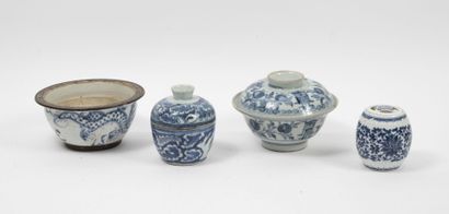 CHINE pour le VIETNAM - XIXème siècle Set including a covered bowl, a covered pot,...