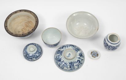 CHINE pour le VIETNAM - XIXème siècle Set including a covered bowl, a covered pot,...