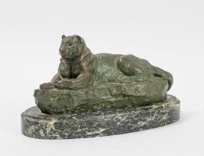 D'après Antoine-Louis BARYE (1796-1875) Lionne couchée. 

Épreuve en bronze patinée...