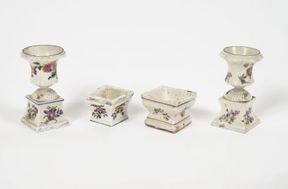 MENNECY, XVIIIème siècle Deux petits vases "Médicis " sur socle et deux socles en...