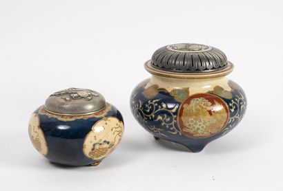 JAPON, Satzuma, début du XXème siècle Two pots-pourris in fine earthenware :

- a...