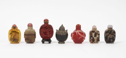 CHINE, XXème siècle Lot of seven snuff bottles of various shapes in agate, red lacquer...