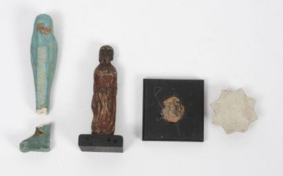 SOUVENIRS - Mummiform oushebti in frit with turquoise enamel.

H. 10 cm. Broken,...