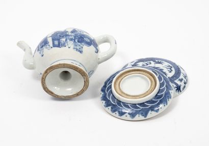 CHINE pour le VIETNAM - XIXème siècle A surprise peach of longevity porcelain jug...