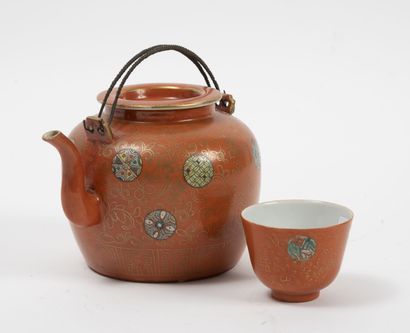 CHINE, XXème siècle Théière et tasse en porcelaine à décor de cartouches circulaires...