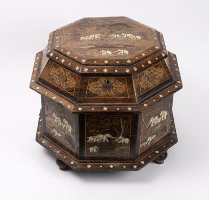 INDE (?), XXème siècle Small octagonal chest in exotic wood and inlaid wood and bone,...