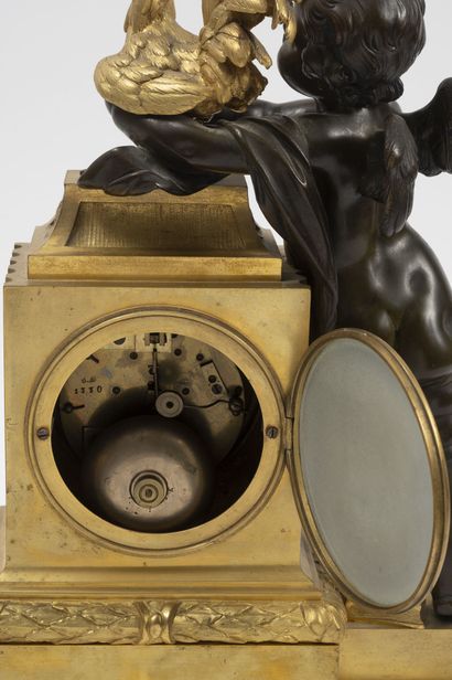 SUSSE FRÈRES Beautiful clock in patinated and gilded bronze with a figure of love...