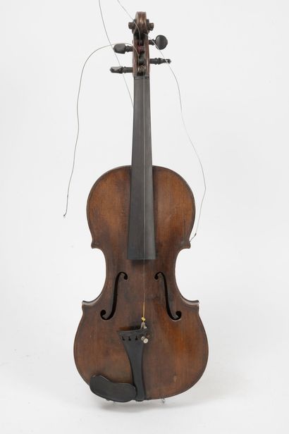 null Violon de province.

Première moitié du XIXème siècle.

Long. (fond) : 357 mm.

Fentes...