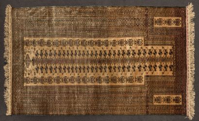 AFGHANISTAN, XXème siècle Deux tapis :

- un de type TURKEMEN, en laine polychrome...