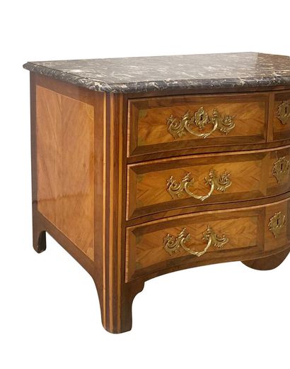 null Chest of drawers with a curved front in rosewood veneer in frames of rosewood...