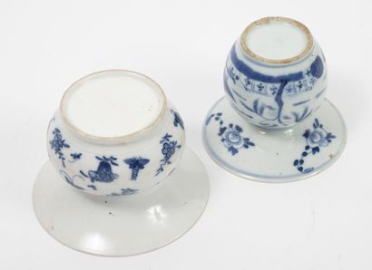 CHINE pour le VIETNAM - XIXème siècle Deux crachoirs "zhadou" en porcelaine décorée...