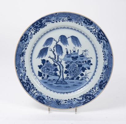 CHINE, XVIIIème-XIXème siècles Plat circulaire en porcelaine blanche à décor en bleu...