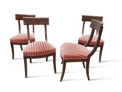 null Suite of four chairs with curved and molded band in mahogany veneered and solid...
