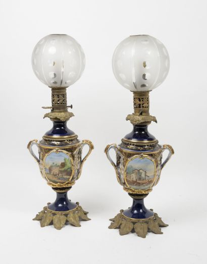 PARIS, seconde moitié du XIXème siècle Pair of white porcelain vases with polychrome...