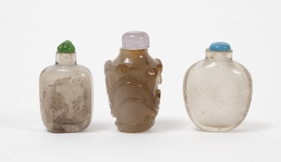 CHINE, XIXème-XXème siècles Trois flacons tabatières en quartz fumé, agate brune...