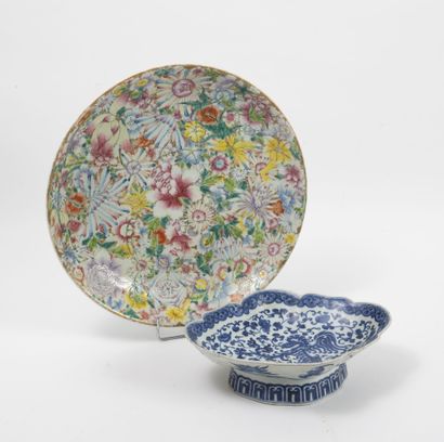 CHINE, XXème siècle. Porcelain dish with polychrome decoration "thousand flowers"....