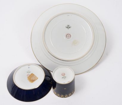 Manufacture nationale de SEVRES, seconde moitié du XXème siècle Trois pièces en porcelaine...