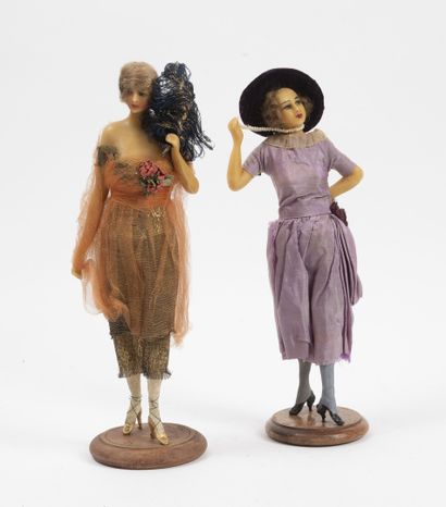 LAFITTE DESIRAT Poupée mannequin 1919

Robe de soirée lamée or et tulle orange, éventail...