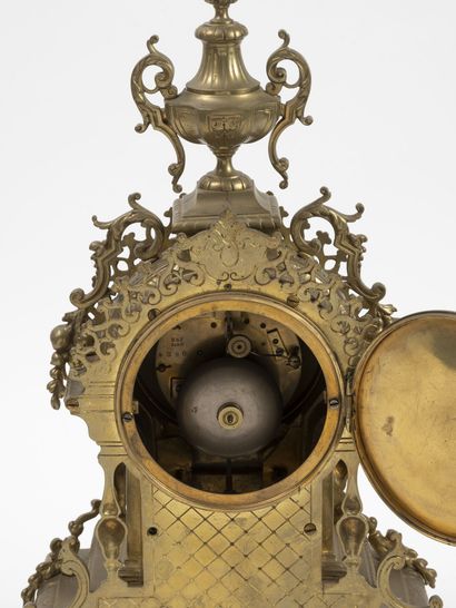 null Clock in bronze and patinated brass of neo-renaissance style, topped by a covered...
