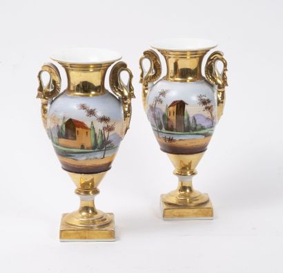 PARIS, XIXème siècle Paire de vases en porcelaine blanche et dorée à panse fuselée...