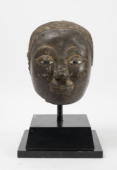 THAILANDE début XXème 
Monk's head in bronze with traces of gold lacquer, the eyes...