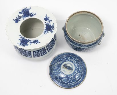 CHINE pour le VIETNAM - Fin XIXème siècle Large "zhadou" spittoon and covered porcelain...