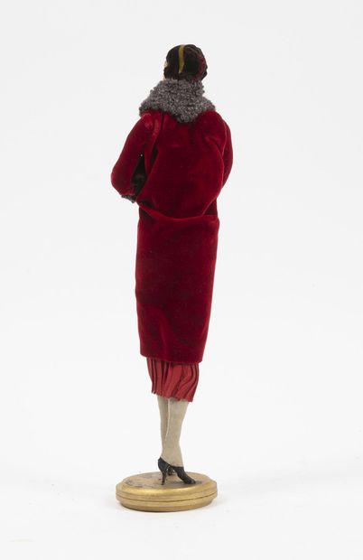LAFFITE DESIRAT 1929 Poupée mannequin visage en cire.

Manteau de velours rouge bordé...