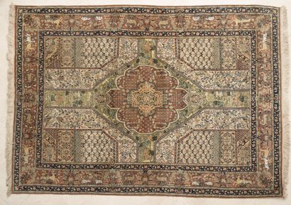IRAN, XXème siècle. Grand tapis en laine polychrome à décor d'un motif cruciforme...