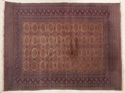 Deux tapis de type BOUKKHARA, XXème siècle - un grand en laine polychrome à décor...
