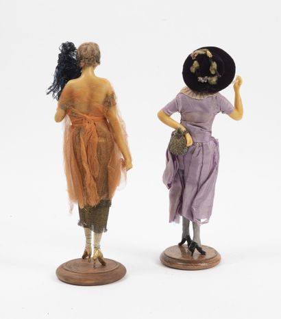 LAFITTE DESIRAT Poupée mannequin 1919

Robe de soirée lamée or et tulle orange, éventail...