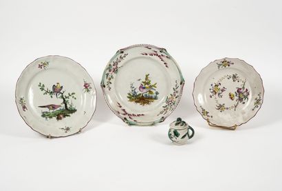 FRANCE, XVIIIème siècle. Quatre pièces en faïence, non marquées : 

- ROUEN

Assiette...