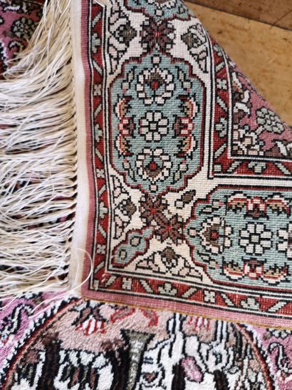 null Deux petits tapis en soie (?) ou laine à décor persan polychrome de huit médaillons...