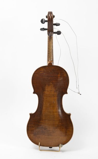 null Violon de province.

Première moitié du XIXème siècle.

Long. (fond) : 357 mm.

Fentes...