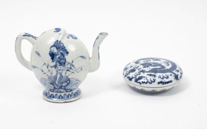 CHINE pour le VIETNAM - XIXème siècle A surprise peach of longevity porcelain jug...