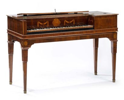 SUISSE, fin du XVIIIème siècle Piano said "square", of against.
In molded walnut...