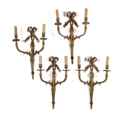 null Suite of four sconces with two arms of light.
In chased and varnished bronze...