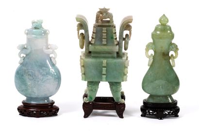 CHINE, XXème siècle - Vase balustre couvert en jadéite céladon, à la panse gravée...