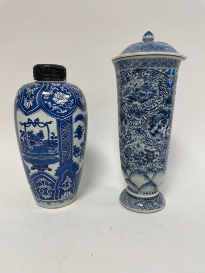 CHINE, époque KANGXI (1662-1722) Pot couvert sur pied en porcelaine décorée en bleu...