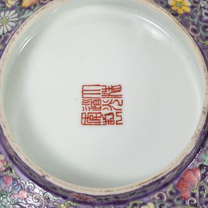 CHINE, XXème siècle Grand bol en porcelaine blanche à décor polychrome de phénix...