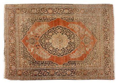 IRAN, Tabriz Deux tapis rectangulaires en laine polychrome :
-Un grand formé d'un...