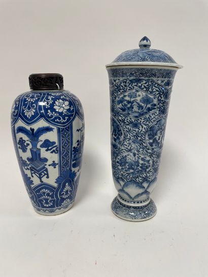 CHINE, époque KANGXI (1662-1722) Pot couvert sur pied en porcelaine décorée en bleu...