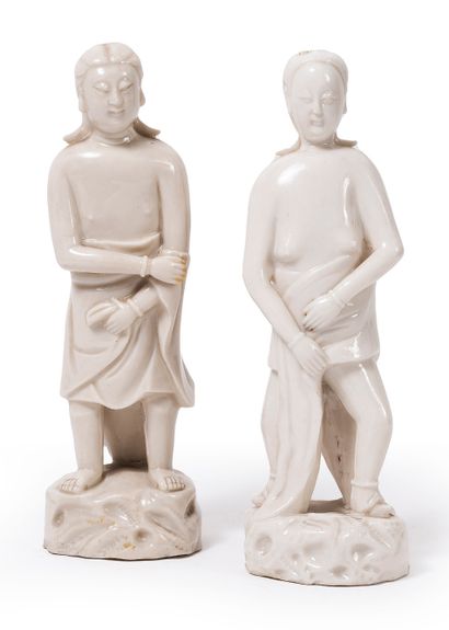CHINE, Dehua - Époque KANGXI (1662-1722) Two white enameled porcelain statuettes...